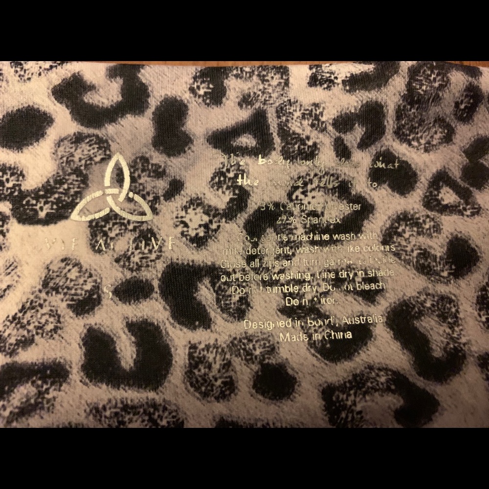 VIE Active Rockell B/W Leopard Leggings Small - Picture 3 of 5